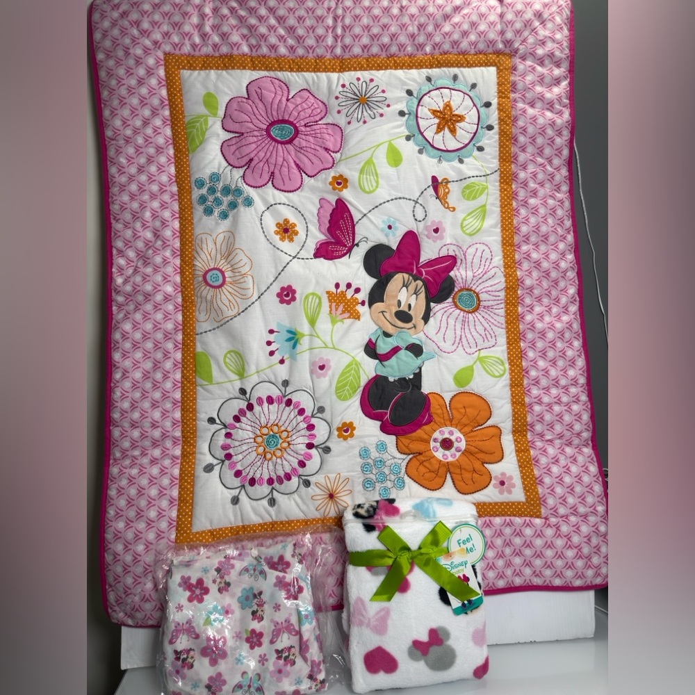 Rare Minnie Mouse 3 piece baby crib bedding- read description